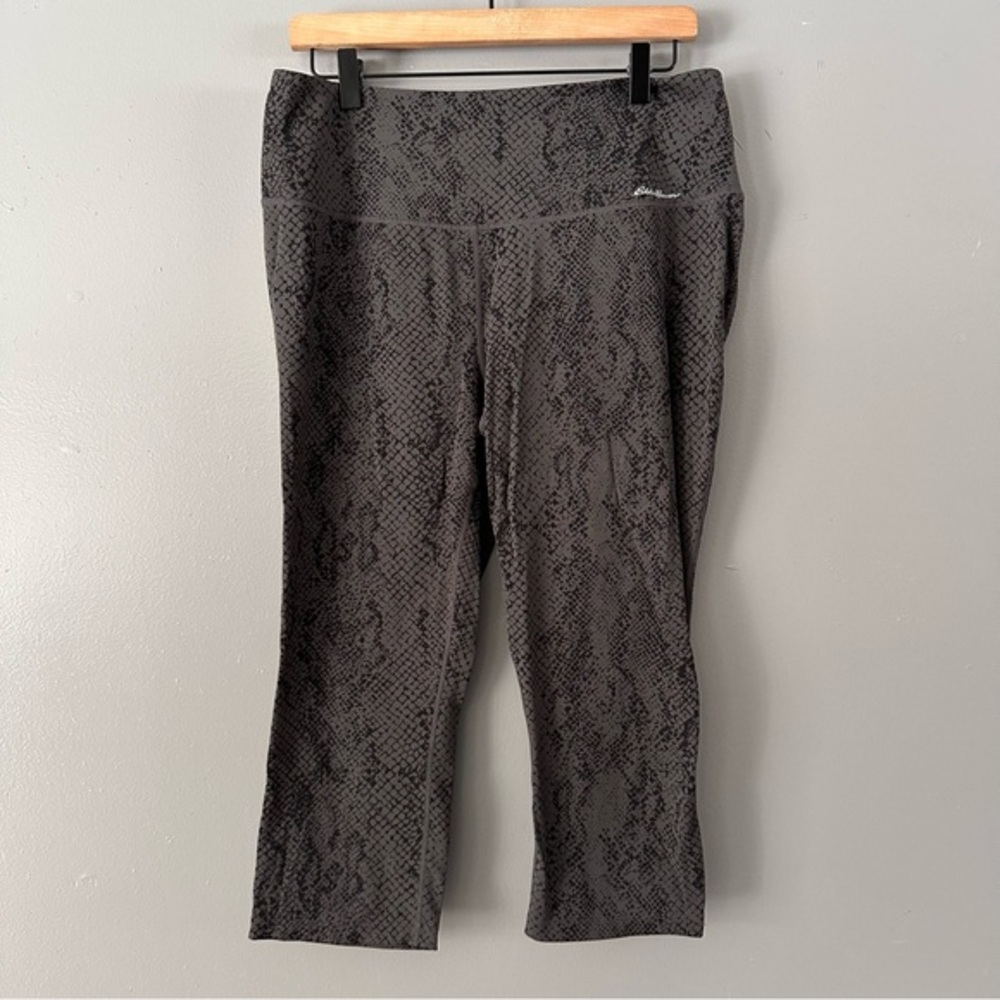 Eddie Bauer Capri Length Snake Skin Print Legging | Black +‎ Grey